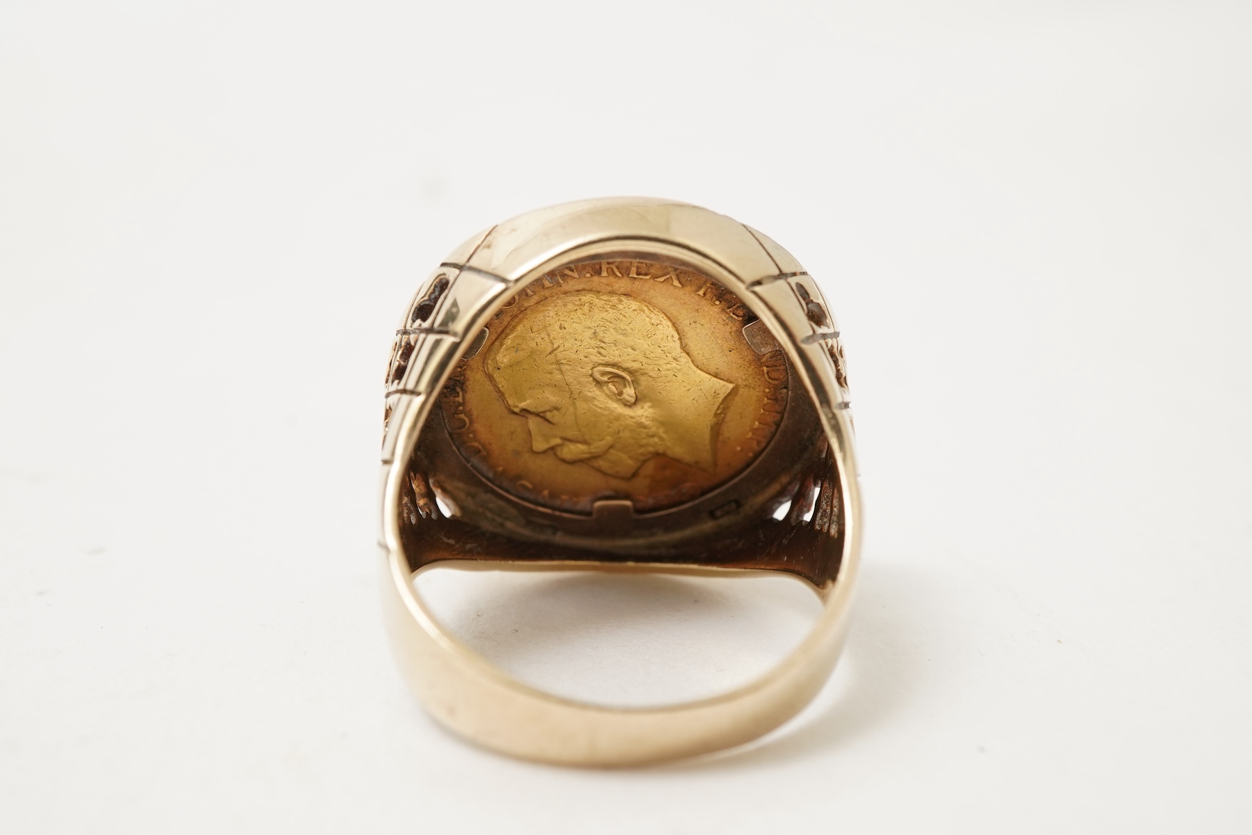 A George V sovereign coin ring, 1913 and later